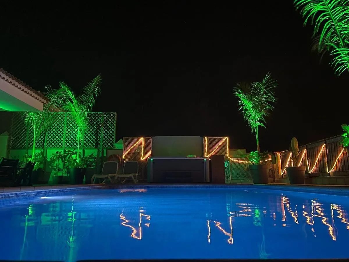 Self Catering Luxury Villa In The Beautiful Area Of Puerto Santiago Tenerife With 5 Bedrooms 2 Sofabeds For Up To 10 Guests Private Swimming Pool And Many Other Activities To Entertain The Family Secure Parking For 2 Cars And Disabled Access Througho Puerto de Santiago 0*,  Spanyolország