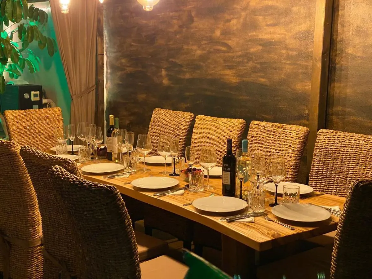 Self Catering Luxury Villa In The Beautiful Area Of Puerto Santiago Tenerife With 5 Bedrooms 2 Sofabeds For Up To 10 Guests Private Swimming Pool And Many Other Activities To Entertain The Family Secure Parking For 2 Cars And Disabled Access Througho Puerto de Santiago 0*,  Spanyolország