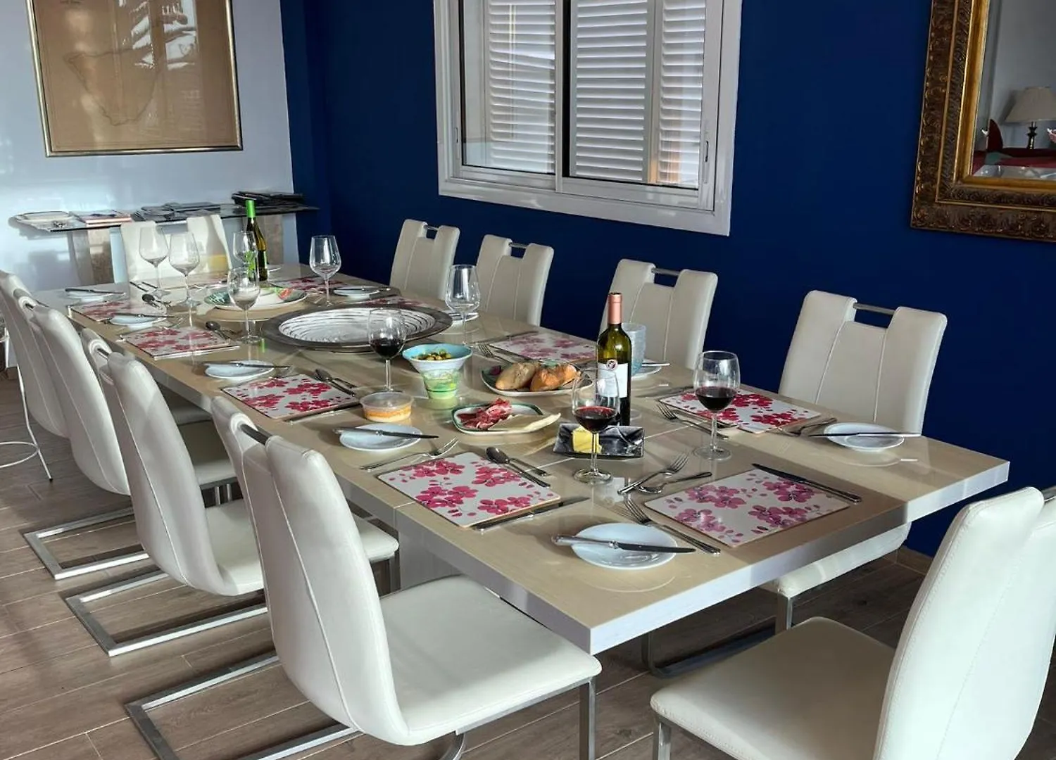 Self Catering Luxury Villa In The Beautiful Area Of Puerto Santiago Tenerife With 5 Bedrooms 2 Sofabeds For Up To 10 Guests Private Swimming Pool And Many Other Activities To Entertain The Family Secure Parking For 2 Cars And Disabled Access Througho Puerto de Santiago 0*,