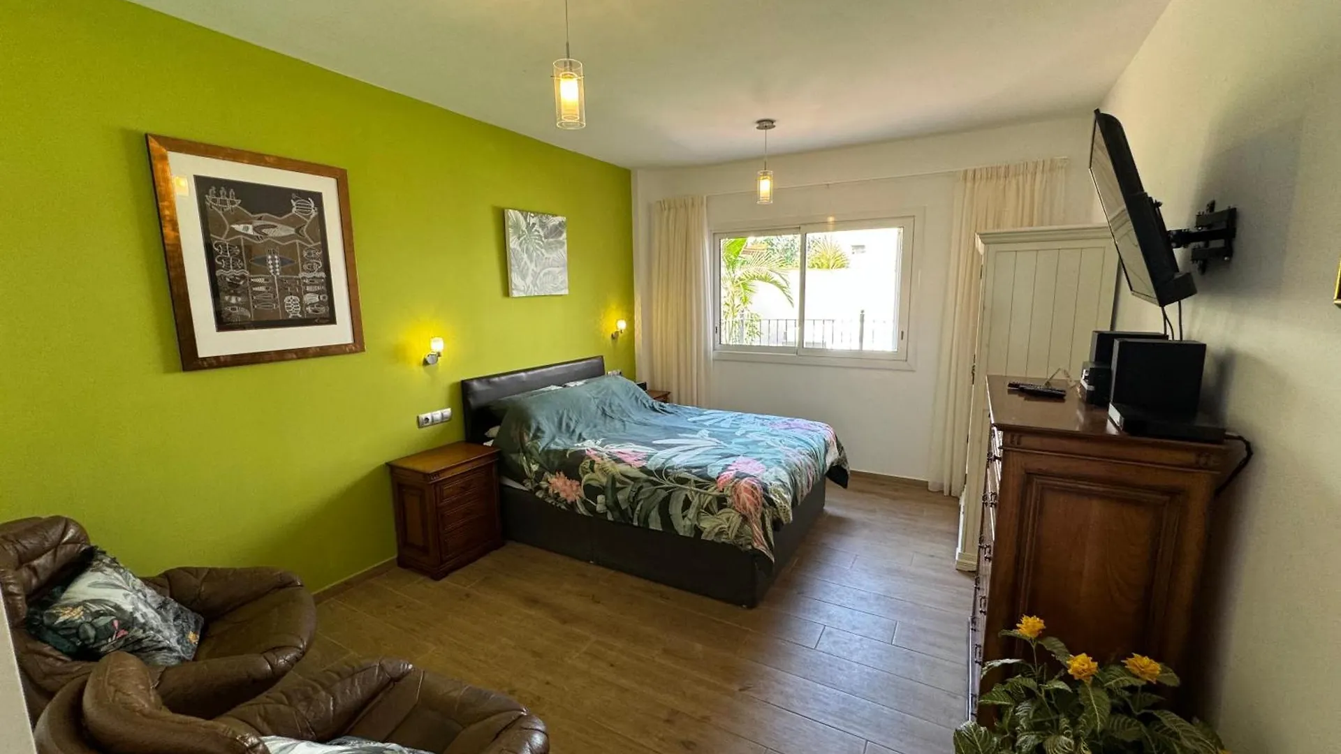Self Catering Luxury Villa In The Beautiful Area Of Puerto Santiago Tenerife With 5 Bedrooms 2 Sofabeds For Up To 10 Guests Private Swimming Pool And Many Other Activities To Entertain The Family Secure Parking For 2 Cars And Disabled Access Througho Puerto de Santiago