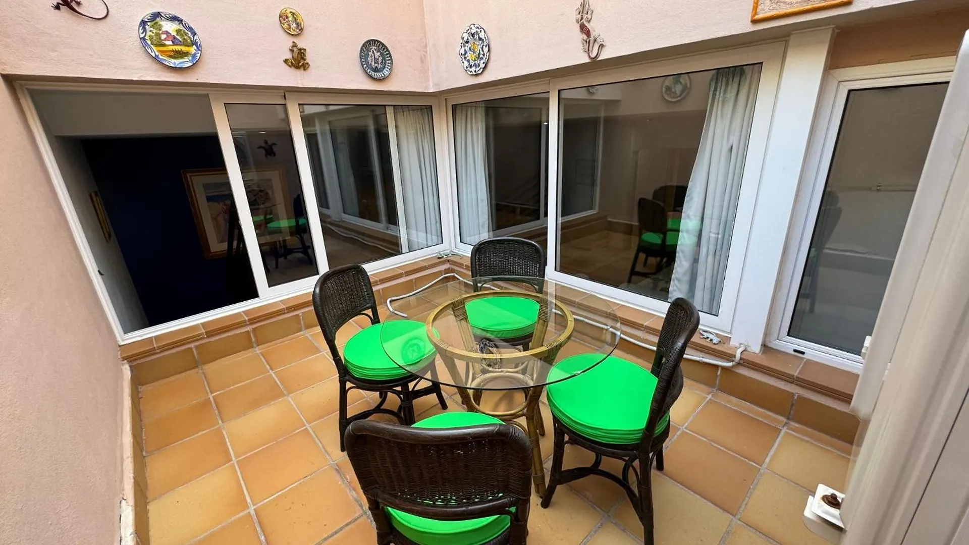 Self Catering Luxury Villa In The Beautiful Area Of Puerto Santiago Tenerife With 5 Bedrooms 2 Sofabeds For Up To 10 Guests Private Swimming Pool And Many Other Activities To Entertain The Family Secure Parking For 2 Cars And Disabled Access Througho Puerto de Santiago Spanyolország