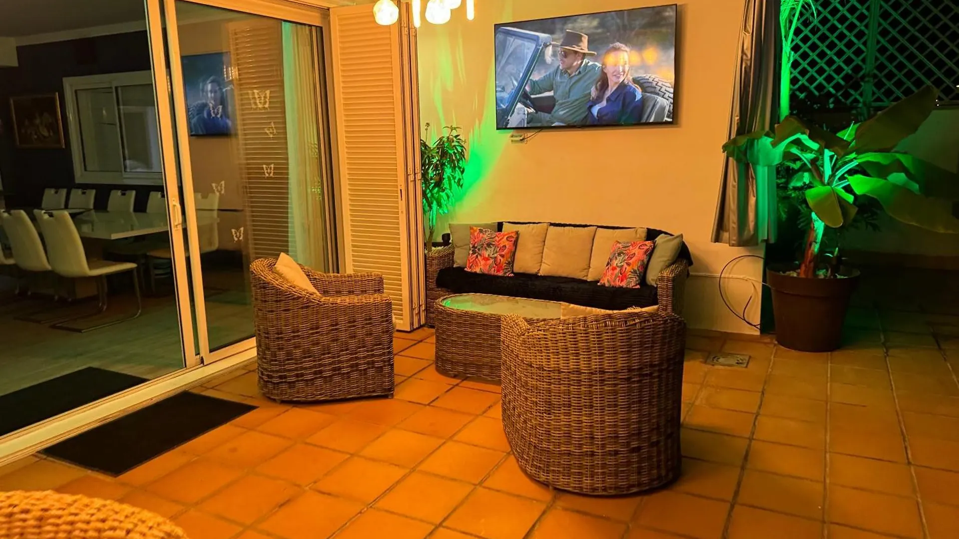 Self Catering Luxury Villa In The Beautiful Area Of Puerto Santiago Tenerife With 5 Bedrooms 2 Sofabeds For Up To 10 Guests Private Swimming Pool And Many Other Activities To Entertain The Family Secure Parking For 2 Cars And Disabled Access Througho Puerto de Santiago Spanyolország