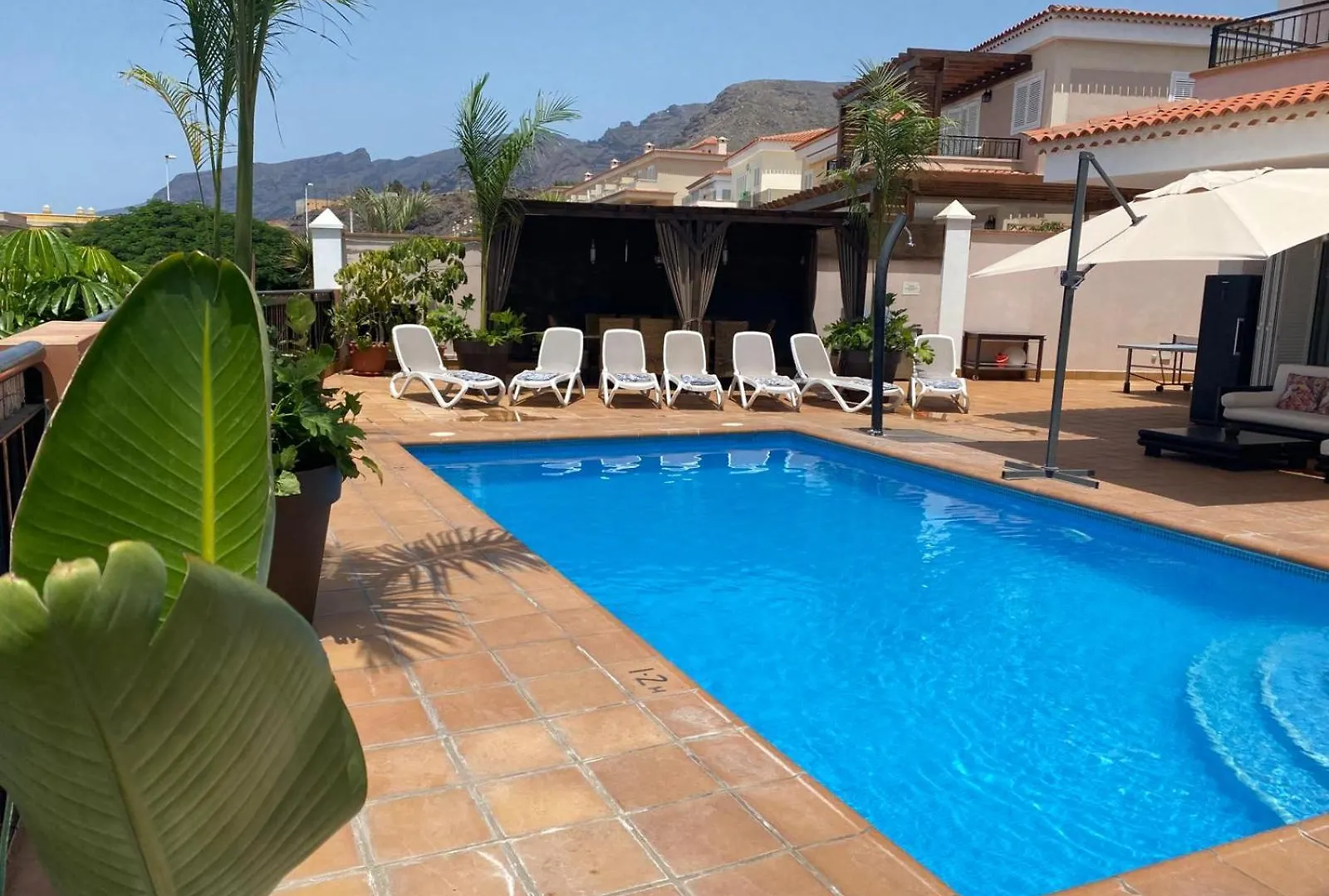 Villa Puerto Santiago: Luxury 5-Bedroom with Pool and Disabled Access Puerto de Santiago